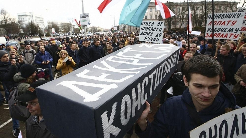 Baltarusijos KGB sulaikė 26 aktyvistus, teigia jų namuose radusi ginklų