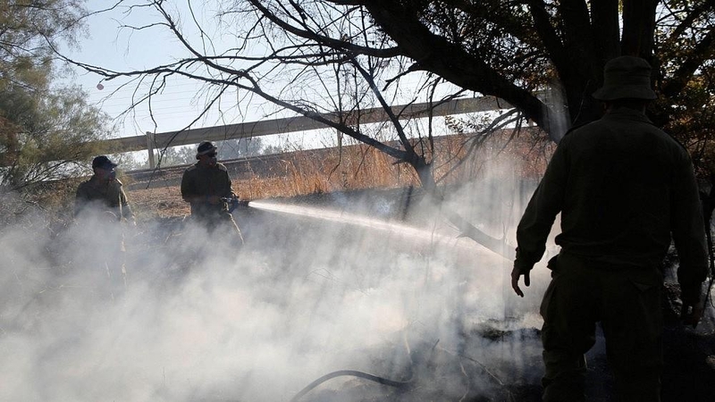 Latvijos šiaurėje ugniagesiai lokalizavo durpynų gaisrą