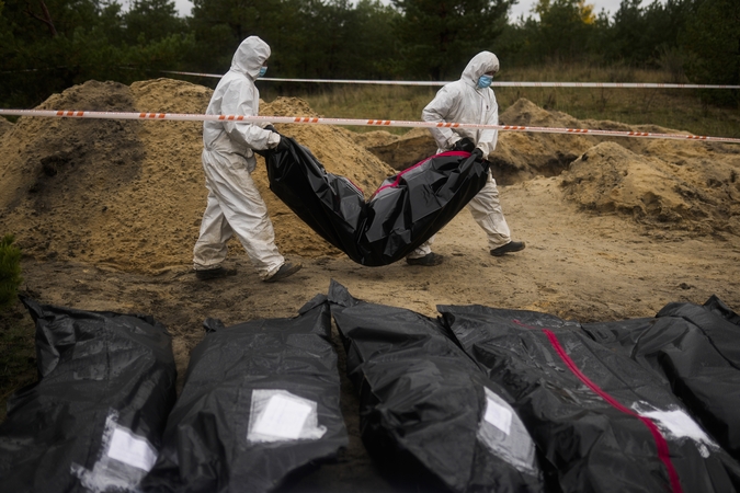 Ukraina: atkovotuose Donecko srities miestuose ekshumuota dešimtys civilių kūnų