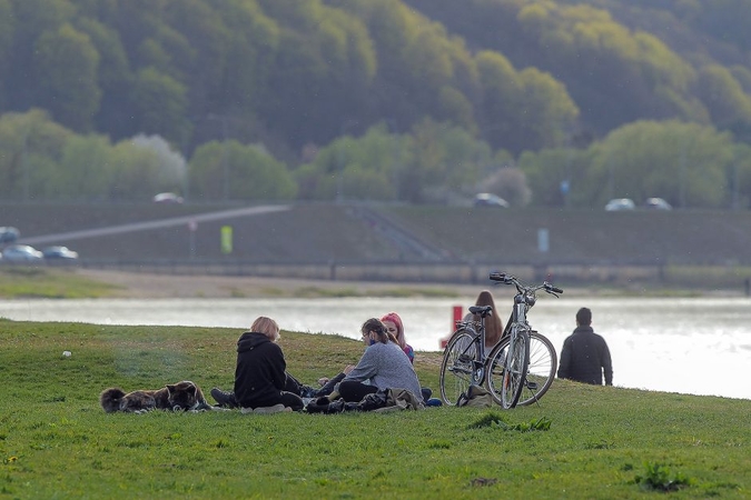 Siūloma švelninti karantiną: leisti išvykti iš šalies, rengti nedidelius renginius