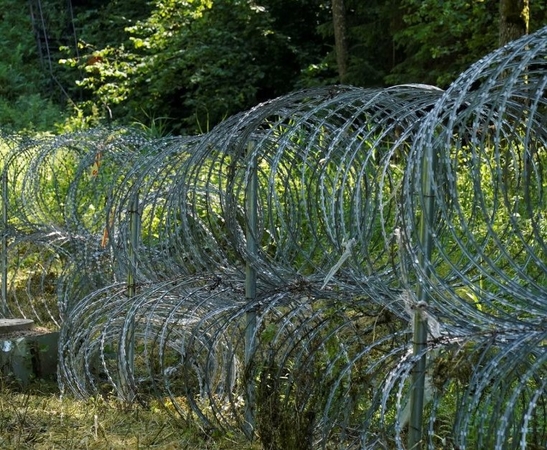Latvija prie sienos su Baltarusija iki lapkričio vidurio įrengs laikiną vielos užtvarą