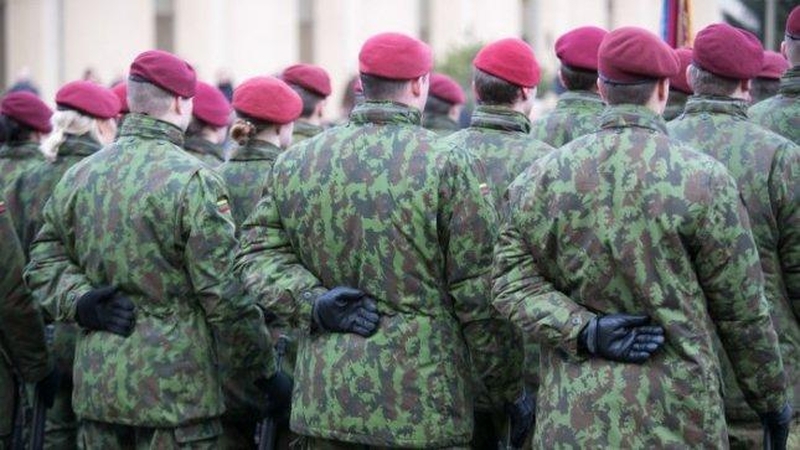 Į kariuomenę siūlo šaukti neįsitvirtinusius darbo rinkoje