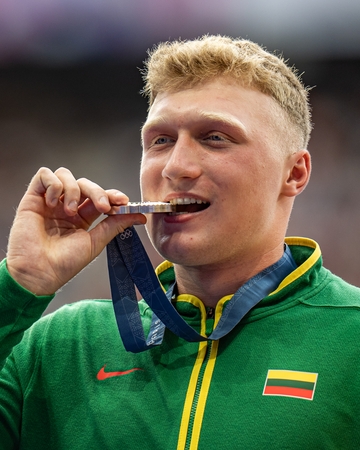 M. Aleknai įteiktas Paryžiaus olimpinių žaidynių sidabro medalis