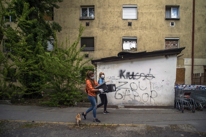 Vengrija atšaukia judėjimo ribojimus, tačiau jie išliks Budapešte