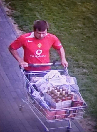 Ieškomas vyras, įtariamas iš parduotuvės Šiauliuose pavogęs įvairių prekių