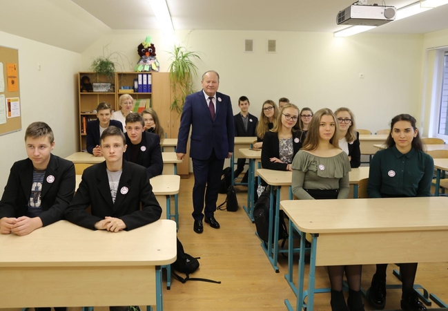 Žinomi zapyškiečiai nusilenkė savo mokyklai