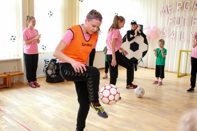Darželyje mergaitės žaidė futboliuką