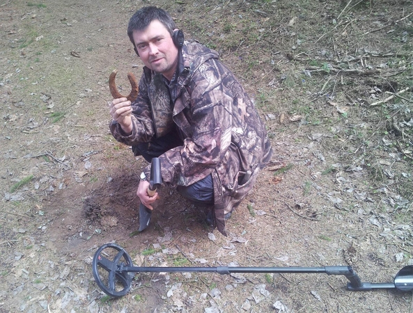 Milijardieriaus brolis su metalo ieškikliu lobio neieško