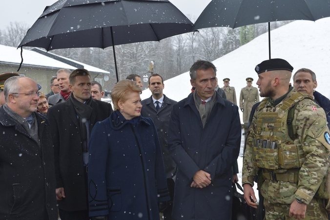 NATO vadovas Karmėlavoje susitiko su Lietuvos kariais