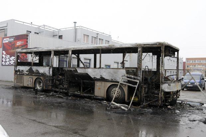 Naktį Klaipėdoje sudegė autobusas