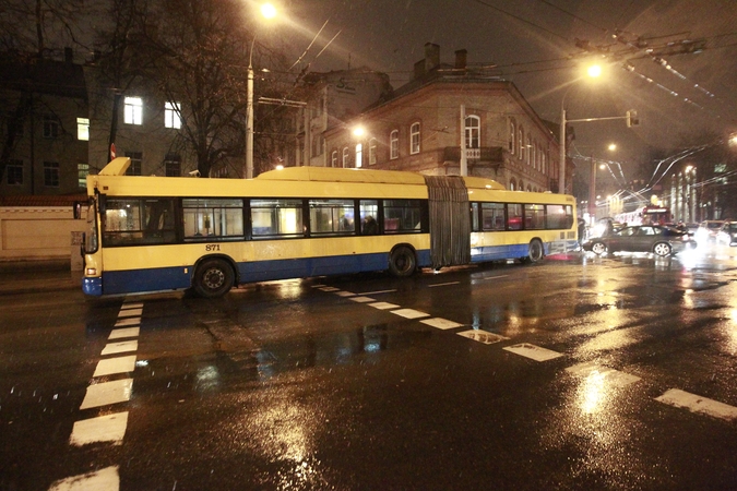 Vilniaus centre spūstys: autobusas įsirėžė į pėsčiąją