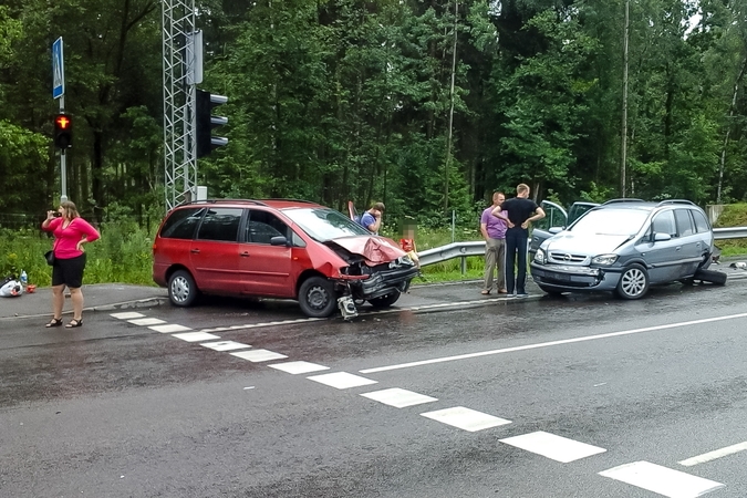 Pakaunėje – avarija, abu automobiliai sumaitoti