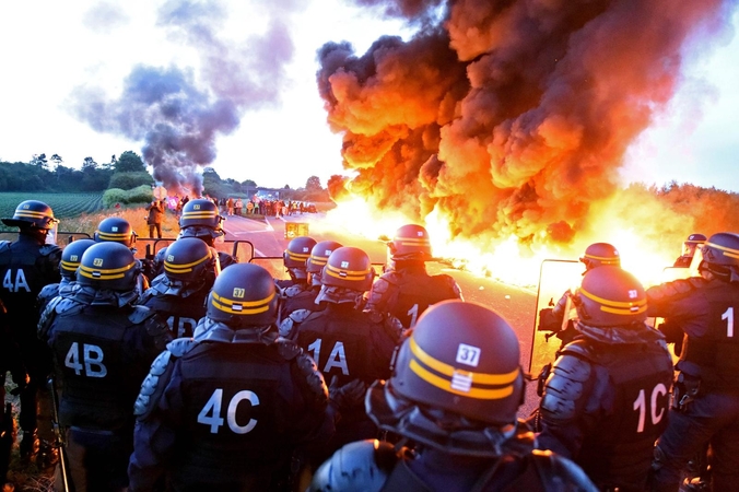Prancūzijos policija susirėmė su degalų saugyklą blokuojančiais protestuotojais
