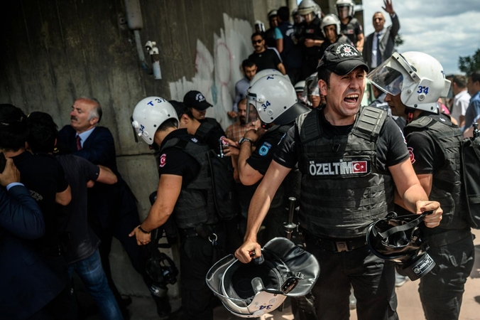 Turkijoje policija guminėmis kulkomis vaikė šimtus protestuotojų