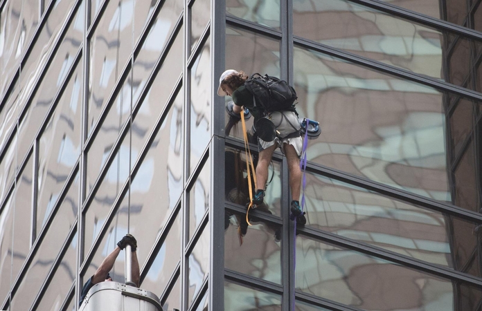 Niujorke drąsuolis bandė įkopti į D. Trumpo dangoraižį, bet buvo suimtas