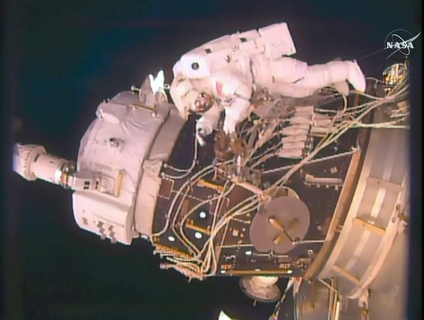 JAV astronautai atvirame kosmose montavo „vartus į ateitį“