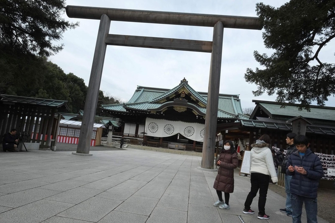 Japonijos ministrė apsilankė prieštaringai vertinamoje šventykloje
