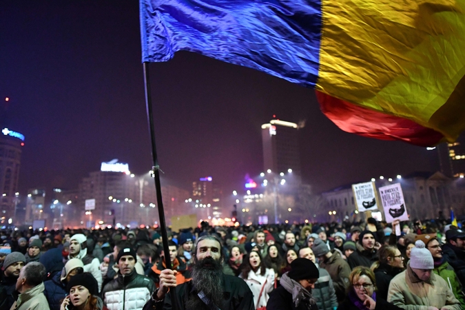 Rumunijoje tūkstančiai žmonių protestavo prieš švelnesnį korupcijos įstatymą