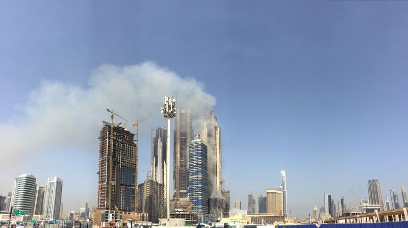 Dubajaus dangoraižių komplekse siaučia didelis gaisras
