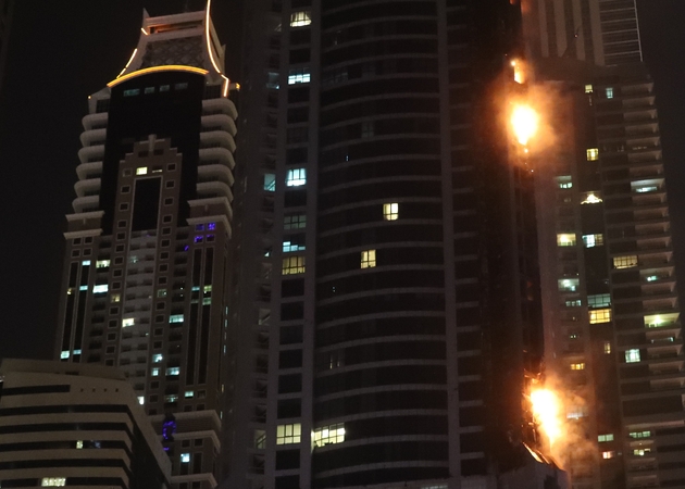Vieną aukščiausių Dubajaus dangoraižių vėl nuniokojo gaisras