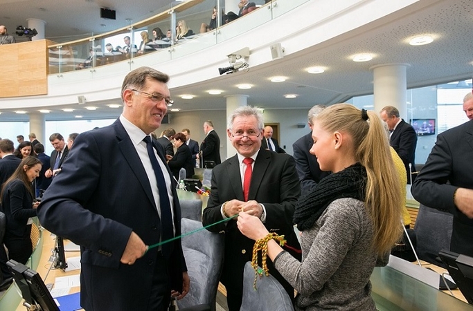 Seime buvo pinamos trispalvės apyrankės Lietuvai