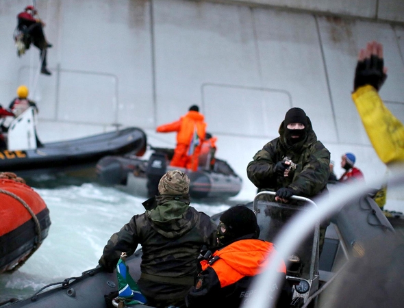 Rusijoje areštuoti "Greenpeace Arctic" aktyvistai, paleisti įspėjamieji šūviai 