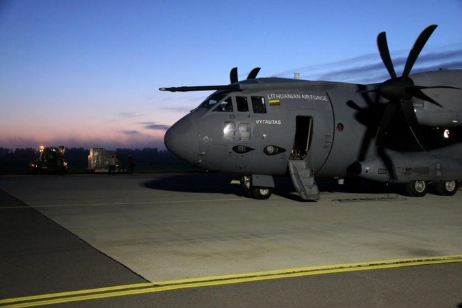 Karinis lėktuvas į Ukrainą išskraidino 5 tonas paramos, dar 6 tonas veš sunkvežimiais