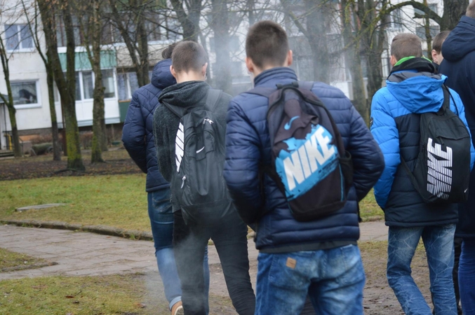 Išsigandę pareigūnų nepilnamečiai cigaretes išmetė