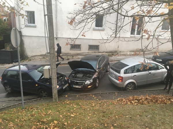Siauroje Žaliakalnio gatvelėje – keista avarija