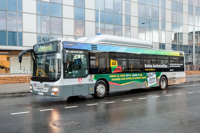 Sostinės gatvėse – Laisvės gynėjų vardais apklijuoti autobusai