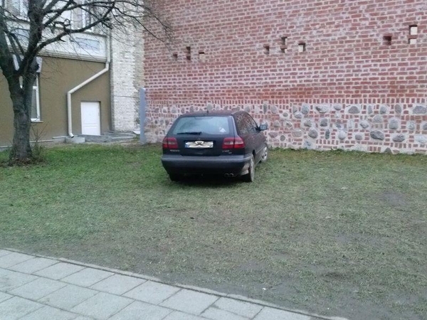 Vilniaus policija primena apie būtinybę laikytis transporto priemonių statymo tvarkos