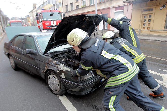 Miesto centre užsiliepsnojo automobilis, žmonės vos spėjo išlipti
