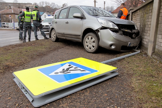Kaune po smūgio „Nissan“ rėžėsi į tvorą