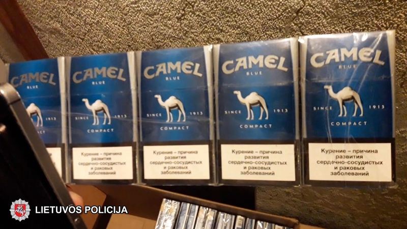 Baltarusė įkliuvo su maišu kontrabandinių cigarečių prie parduotuvės