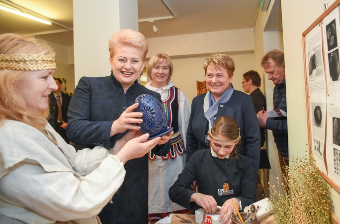Prezidentė mokėsi pinti krepšį ir dažyti margučius