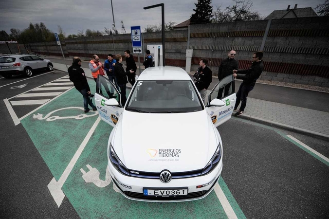 Elektromobilių niuansai: kodėl apdrausti „Tesla“ – brangiau nei „Nissan“?