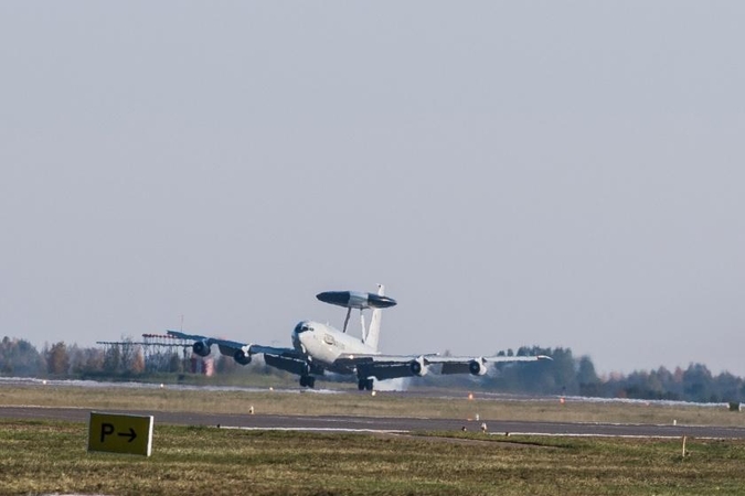 Šiauliuose nusileido vienas moderniausių NATO žvalgybos orlaivių