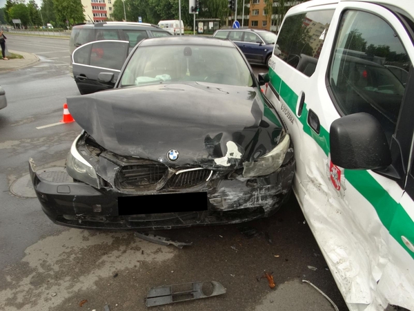 Į iškvietimą vykę patruliai Alytuje pateko į avariją