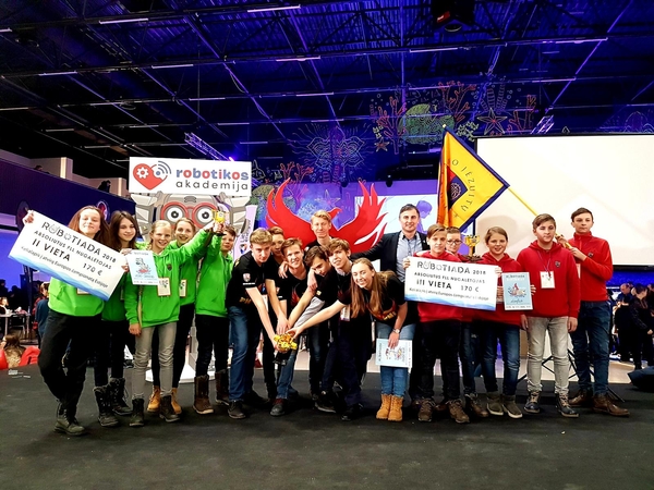 Tarp geriausiųjų „Robotiadoje“ – ir Kauno jėzuitų gimnazijos komandos