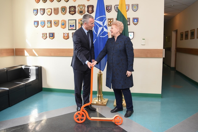 D. Grybauskaitės pokštas: NATO vadovą pradžiugino lietuvišku paspirtuku