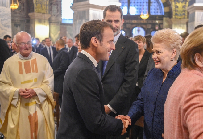 Prezidentė dalyvavo E. Macrono apdovanojimo iškilmėse
