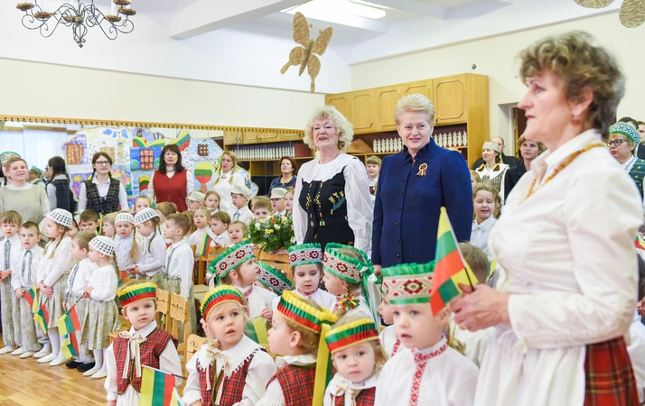 Prezidentė apdovanojo išradingai Vasario 16-ąją švenčiančius vaikus