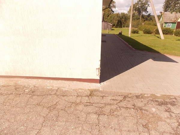 Apgirtusi moteris taranavo parduotuvės sieną