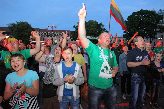 Rotušės aikštėje kauniečiai skandavo "Ačiū!"