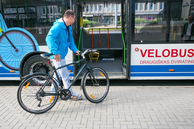 Vilniuje pradeda kursuoti du dviratininkams draugiški velobusai