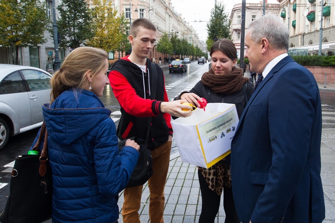 Judriausiems sostinės gyventojams – ministro dovanos