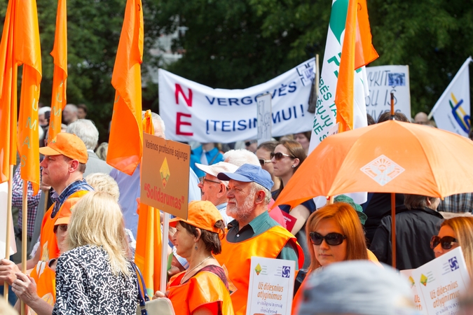 Nauju Darbo kodeksu nepatenkinti žmonės pyktį liejo prie Seimo