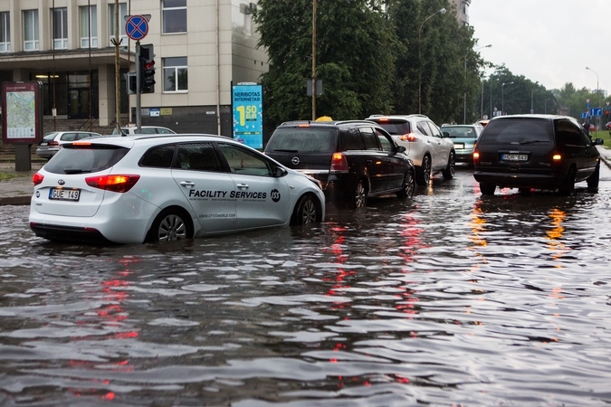 Po liūties Vilniuje eismas pamažu normalizuojasi, bet dar yra neišvažiuojamų gatvių