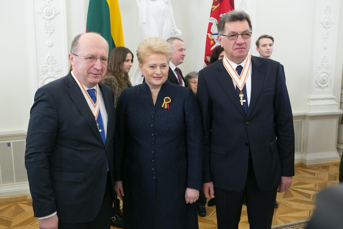 Prezidentė apdovanojo esamą ir buvusį premjerus