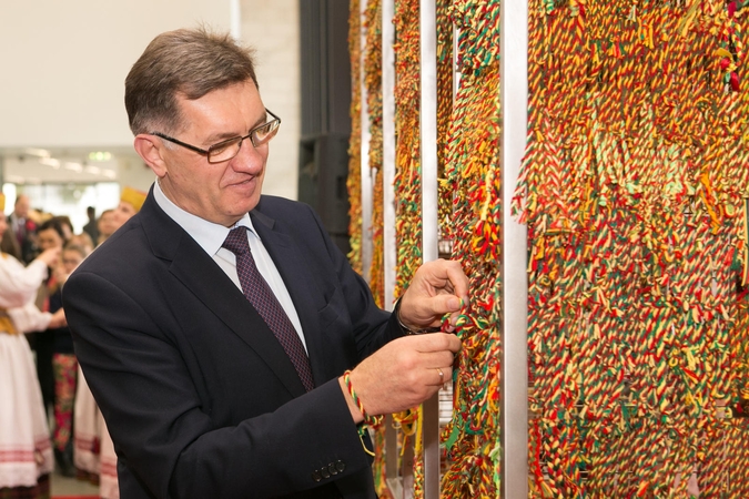 Premjero nupinta trispalvė apyrankė papuošė Gediminaičių stulpus